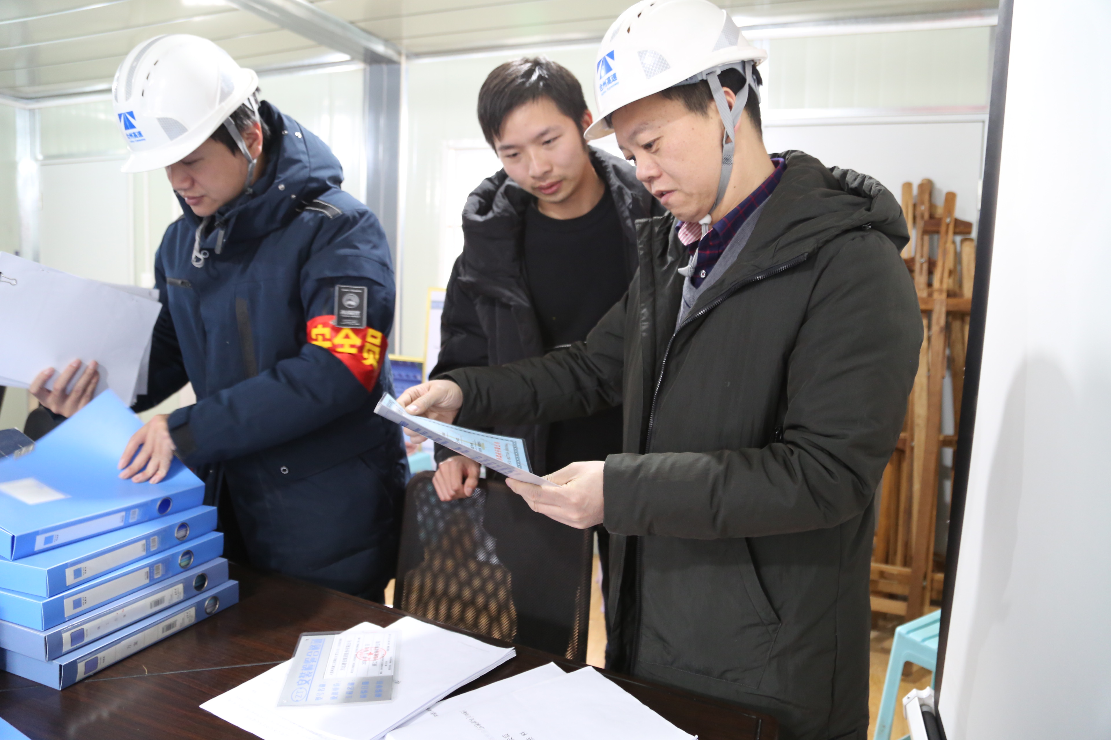 1645758072989249.jpg 圖為 檢查組在云棲項(xiàng)目檢查臺(tái)賬.JPG