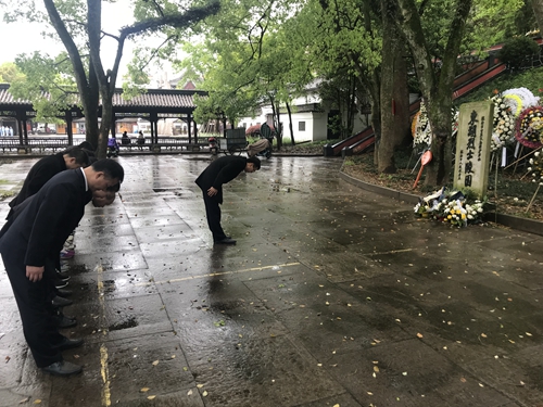 圖為向革命先烈鞠躬默哀 程劍攝_副本.jpg