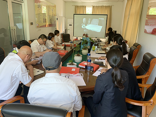 圖為與會(huì)人員觀看《驕傲》廉政微視頻 王娟攝。.jpg