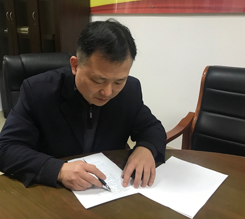 圖為考試現場認真答題 陳瑩攝_副本.jpg